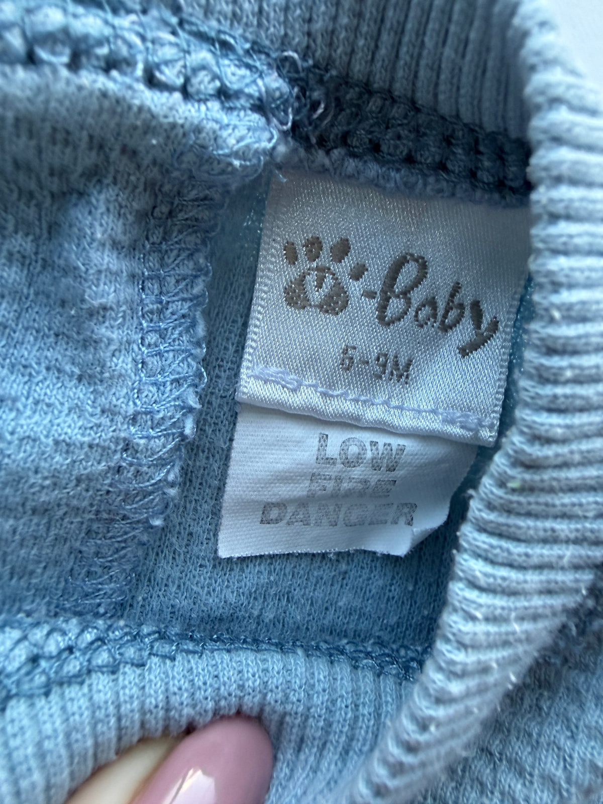V Baby Bodysuit (6-9M)